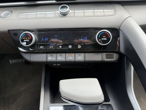 Used 2024 Hyundai Elantra SEL FWD image 27