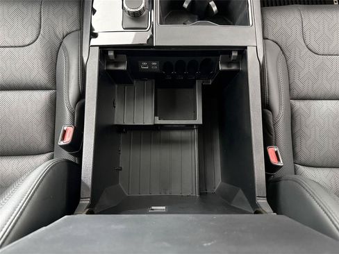 Used 2022 Toyota Tundra SR5 w/ SR5 Premium Package RWD image 32