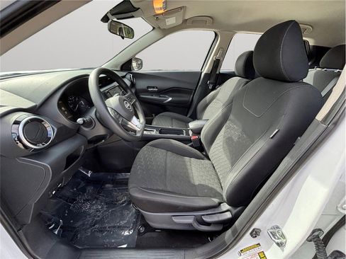 Used 2023 Nissan Kicks SV image 2