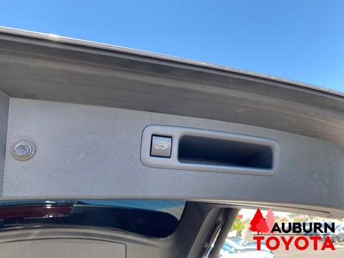 Used 2023 Toyota Highlander XLE AWD/4WD image 12