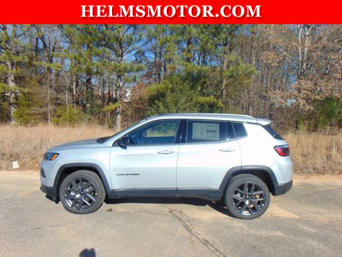New 2026 Jeep Compass Latitude image 3