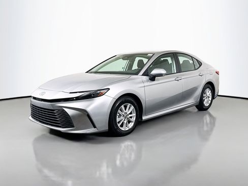 Used 2025 Toyota Camry LE FWD image 4