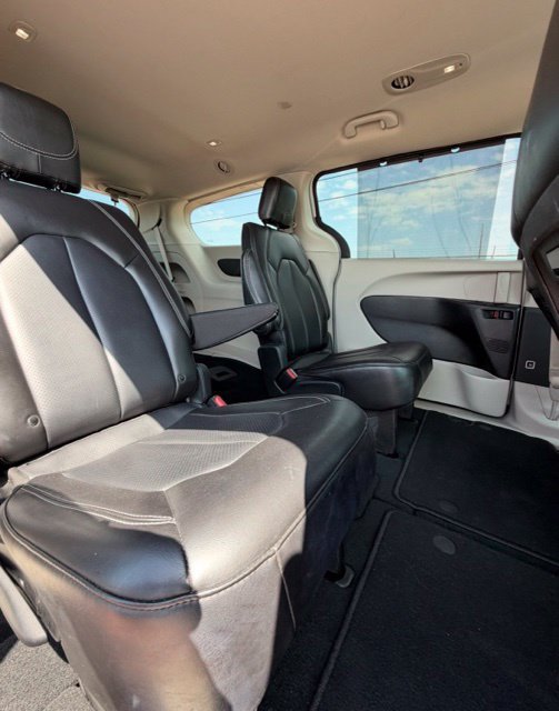 Used 2024 Chrysler Pacifica Touring-L FWD image 17