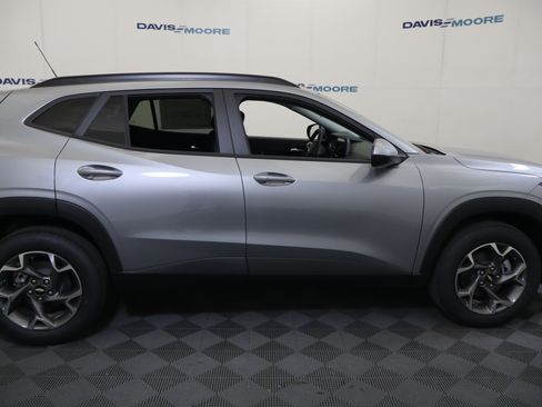 New 2026 Chevrolet Trax LT w/ Driver Confidence Package FWD image 5