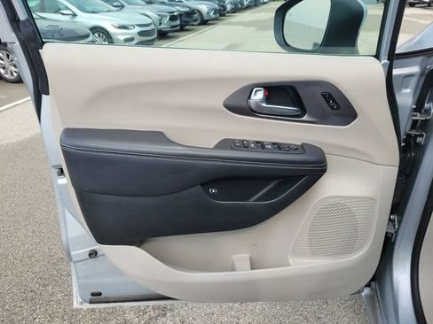 Used 2023 Chrysler Pacifica Touring-L FWD image 21