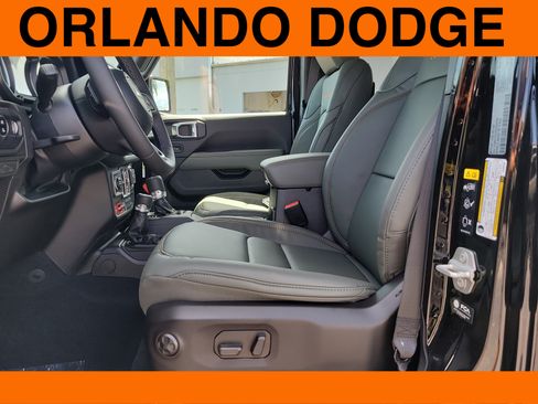 Used 2025 Jeep Gladiator Mojave image 13