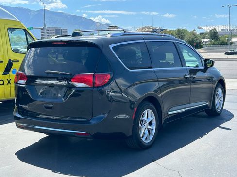 Used 2017 Chrysler Pacifica Touring-L Plus w/ Tire & Wheel Group FWD image 4