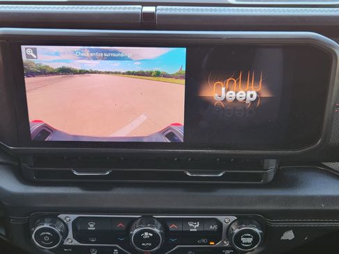 Used 2024 Jeep Gladiator Rubicon AWD/4WD image 23