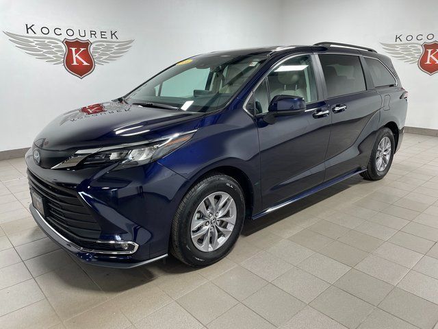 Used 2024 Toyota Sienna XLE w/ XLE Plus Package AWD/4WD image 3