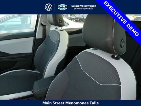 New 2025 Volkswagen Taos SE image 31