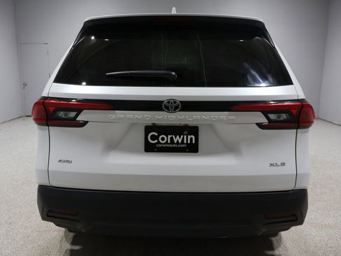 Certified 2024 Toyota Grand Highlander XLE image 4
