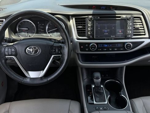 Used 2019 Toyota Highlander Limited Platinum AWD/4WD image 12