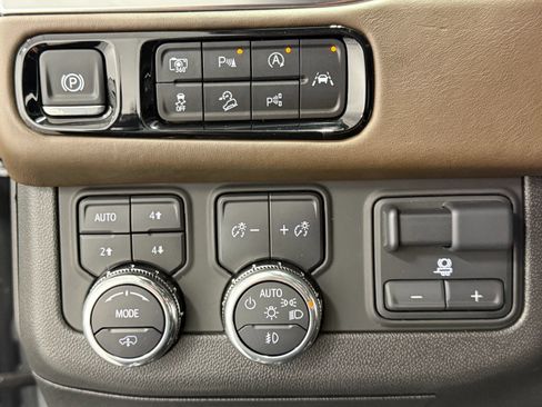 Used 2025 GMC Yukon XL Denali Ultimate AWD/4WD image 29