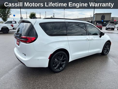 Used 2023 Chrysler Pacifica Limited w/ Uconnect Theater Family Group AWD/4WD image 6