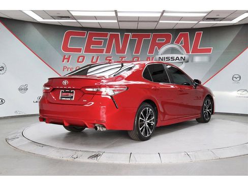 Used 2019 Toyota Camry SE image 5