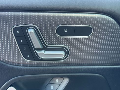 Used 2022 Mercedes-Benz GLB 250 GLB 250 w/ Premium Package Lite image 15