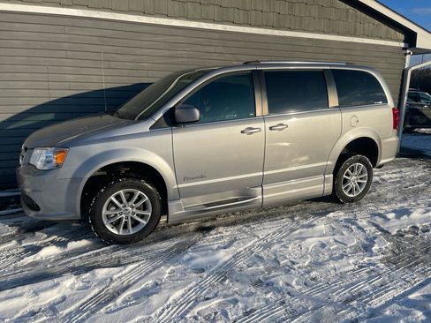 Used 2018 Dodge Grand Caravan SXT w/ Rear Park Assist Package image 9
