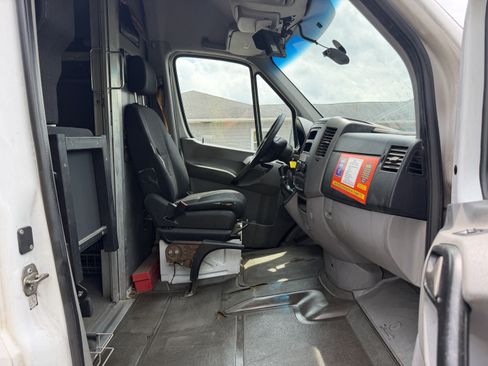 Used 2015 Mercedes-Benz Sprinter 2500 image 7