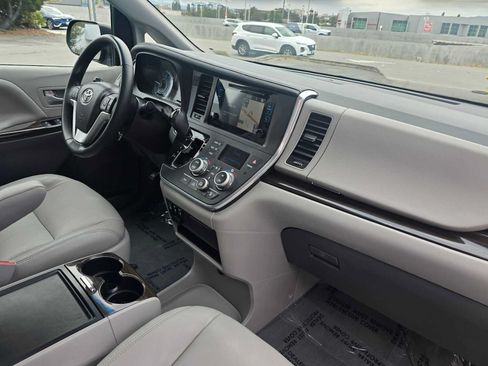Used 2017 Toyota Sienna XLE w/ XLE Navigation Package FWD image 11