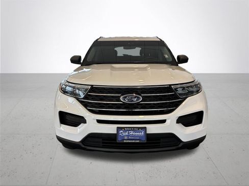 Used 2024 Ford Explorer XLT AWD/4WD image 3
