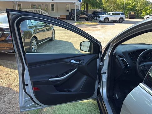Used 2018 Ford Focus Titanium FWD image 13