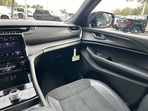 New 2025 Jeep Grand Cherokee Altitude image 43