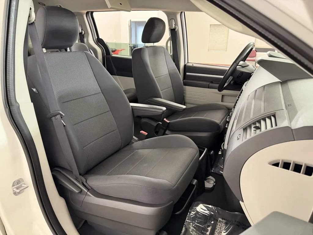 Used 2009 Dodge Grand Caravan SXT w/ Entertainment Group 2 FWD image 34
