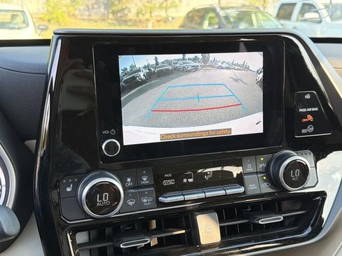 Used 2024 Toyota Highlander XLE FWD image 27