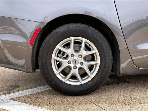 Used 2023 Chrysler Pacifica Touring-L image 8