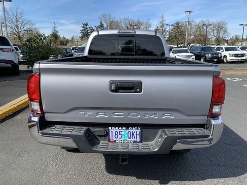 Used 2018 Toyota Tacoma TRD Off-Road AWD/4WD image 8