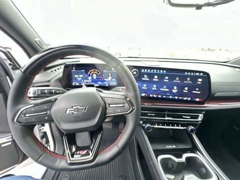 Used 2025 Chevrolet Traverse RS image 11