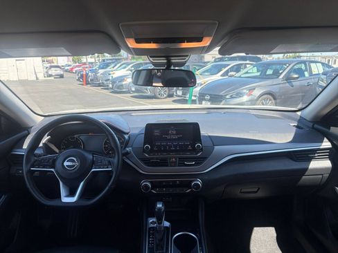 Used 2025 Nissan Altima 2.5 SR FWD image 33