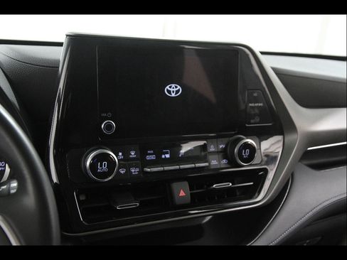 Used 2023 Toyota Highlander LE FWD image 9
