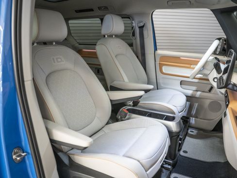Used 2025 Volkswagen ID. Buzz 1st Edition RWD image 30