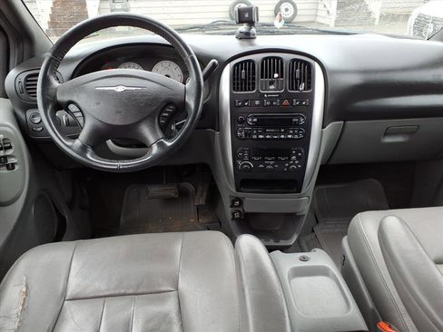 Used 2005 Chrysler Town & Country Touring w/ Leather Interior Group image 8