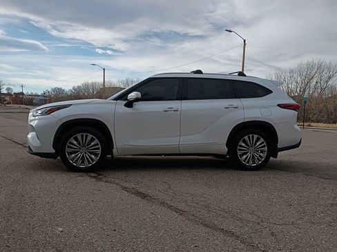 Used 2021 Toyota Highlander XLE image 4