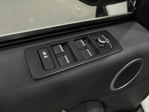 Used 2017 Land Rover Discovery SE image 17