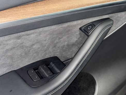 Used 2023 Tesla Model Y Performance image 18