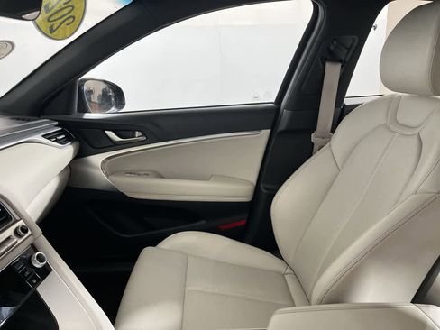 Used 2024 Genesis G70 2.5T image 25