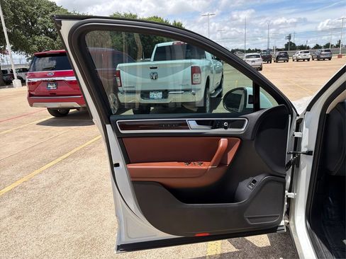 Used 2015 Volkswagen Touareg VR6 AWD/4WD image 21