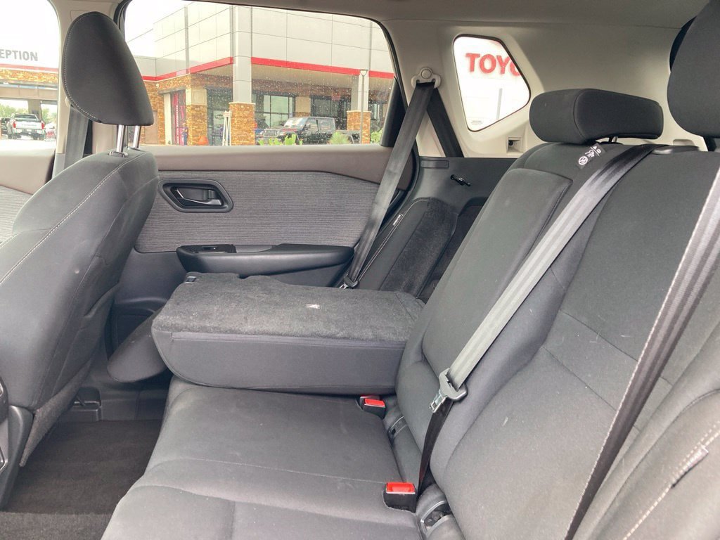 Used 2023 Nissan Rogue S FWD image 11