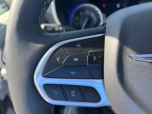Certified 2024 Chrysler Pacifica Touring-L FWD image 39