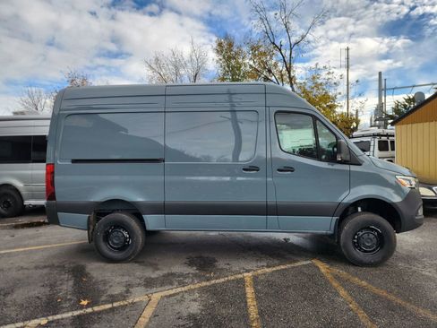 Used 2025 Mercedes-Benz Sprinter 2500 image 4