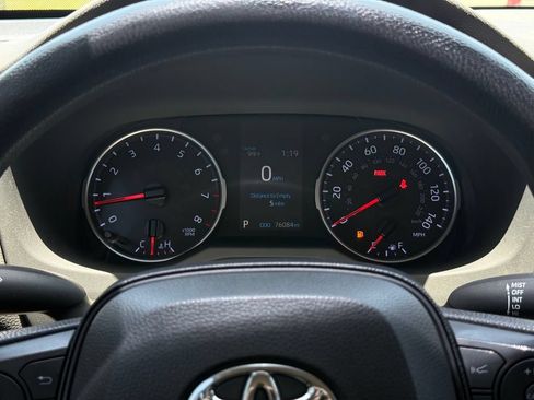 Used 2019 Toyota RAV4 LE FWD image 13
