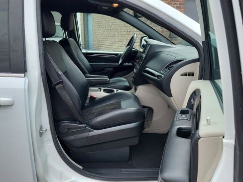 Used 2019 Dodge Grand Caravan SXT image 21