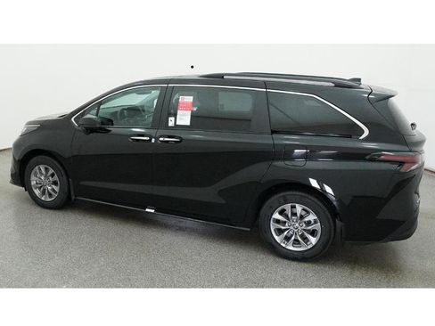 New 2026 Toyota Sienna XLE image 4