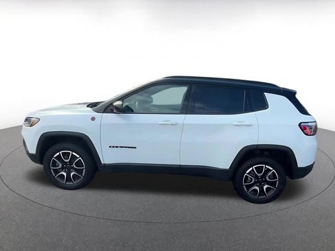Used 2025 Jeep Compass Trailhawk image 8