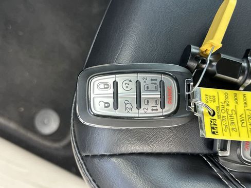 Used 2023 Chrysler Pacifica Touring-L image 66