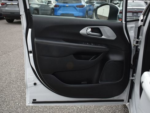 Used 2023 Chrysler Pacifica Touring FWD image 12