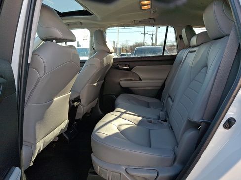 Used 2023 Toyota Highlander XLE image 8